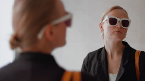 Una-Mujer-Joven-Con-Gafas-De-Sol-Con-Montura-Blanca