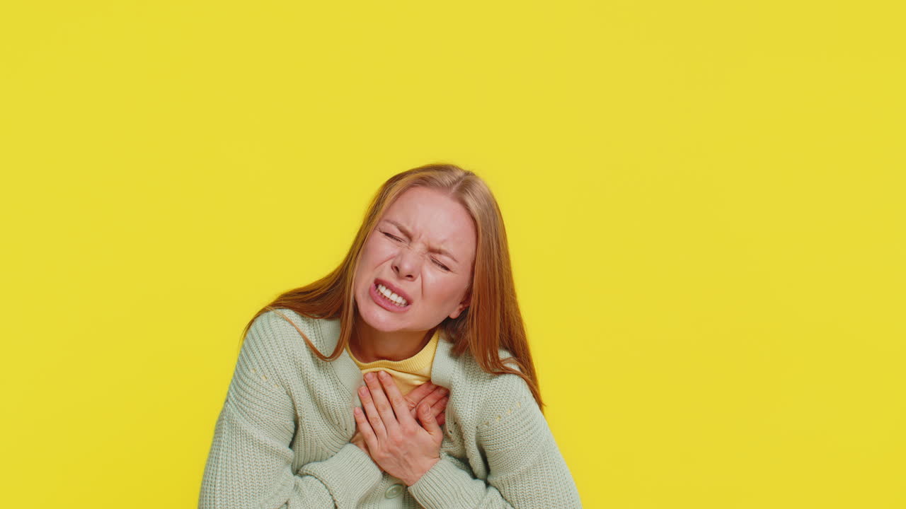 스트레스를 받는 아픈 아픈 여성은 심장 통증, 발작, 뇌졸중 위험과 함께 가을 붙잡고 긴장해서 고통받습니다.