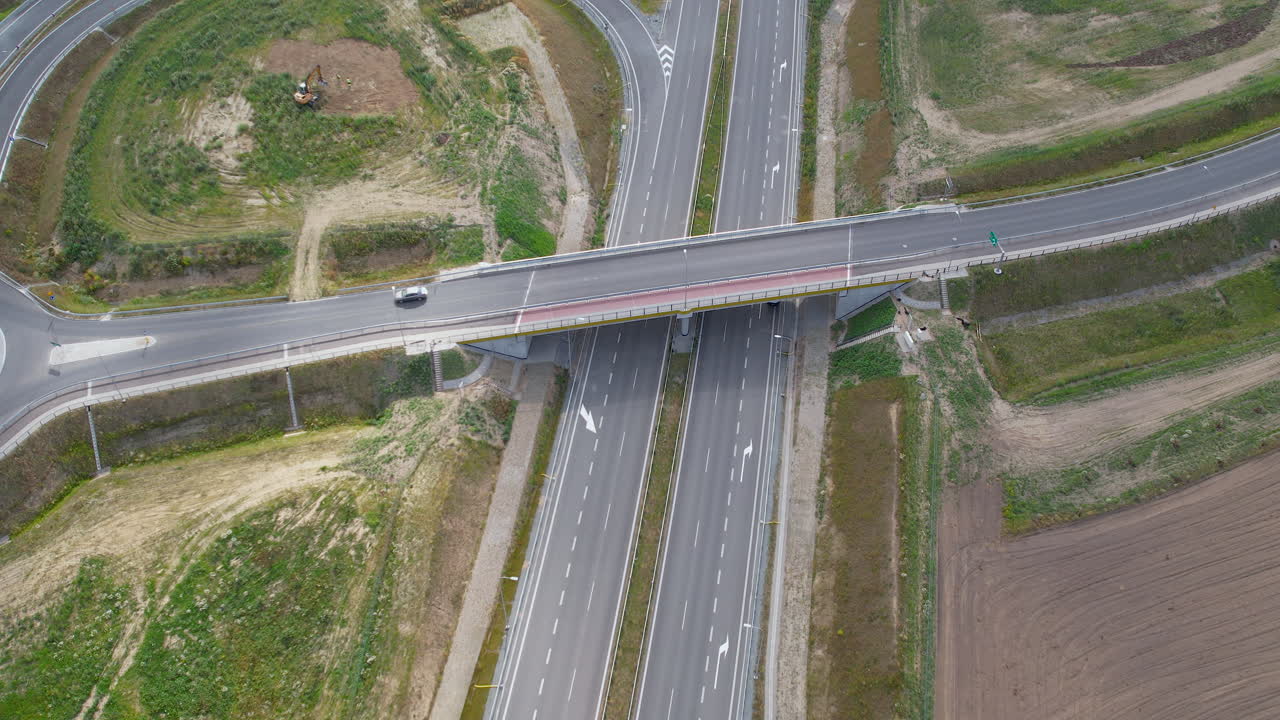 빈 고속도로를 통해 고가 도로에서 운전하는 자동차의 조감도