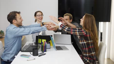 equipo positivo en la oficina juntando manos juntas, concepto de trabajo en equipo