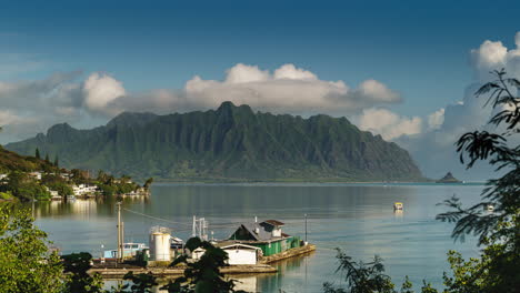 Timelapse-Del-Rancho-De-Kualoa-Con-Primer-Plano-Del-Puerto-Deportivo-Y-Nubes-Tormentosas