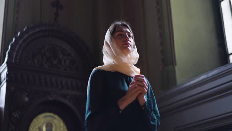 mujer en la iglesia