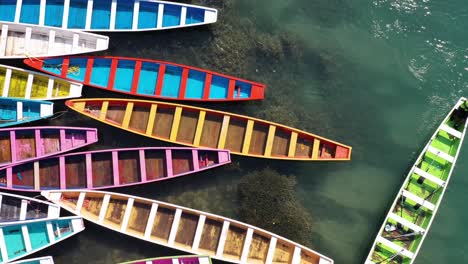 botes coloridos estacionados en el río tamasopo, san luis potosí, méxico