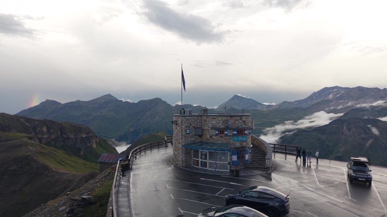 Ripresa con drone in orbita del punto panoramico Edelweissspitze con arcobaleno e cime alpine