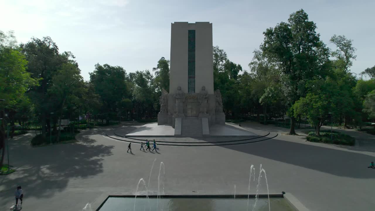 Pull back with tilt down above a fountain in Mexico City