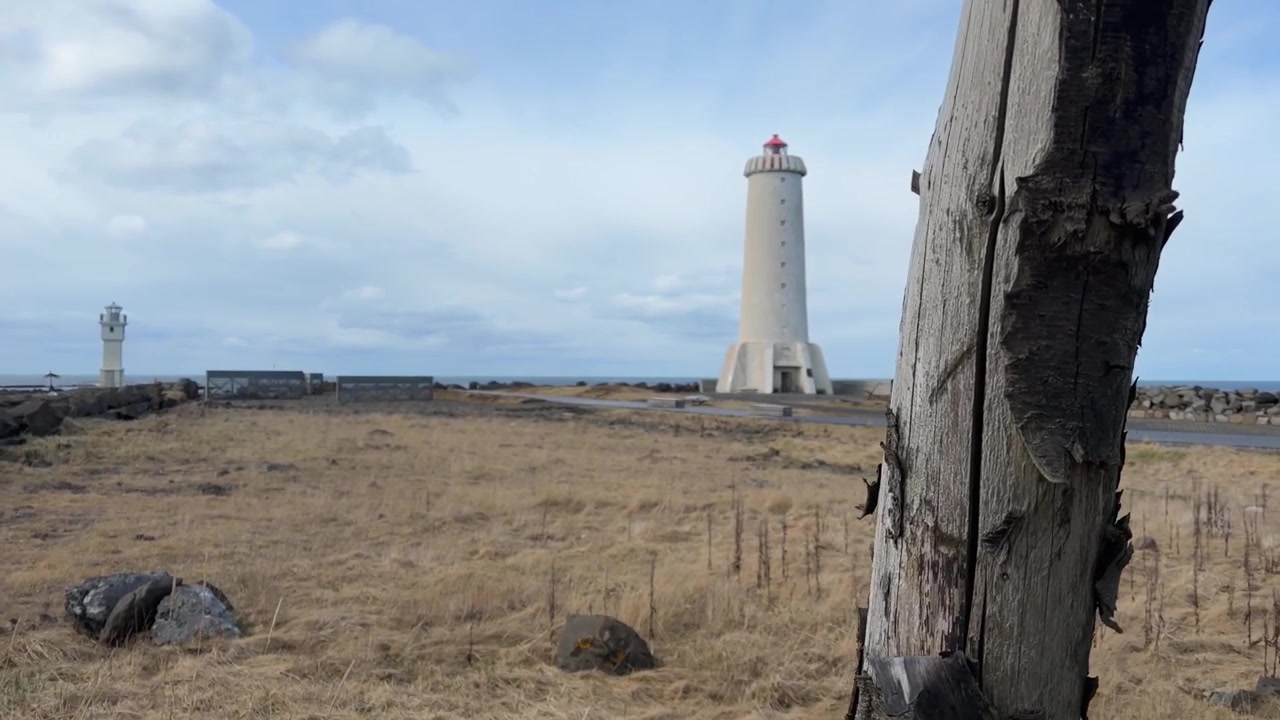 Un alto faro bianco ad Akranes, Islanda, si erge per avvertire le navi dell'avvicinamento alla terraferma mentre si avvicinano all'isola europea di notte