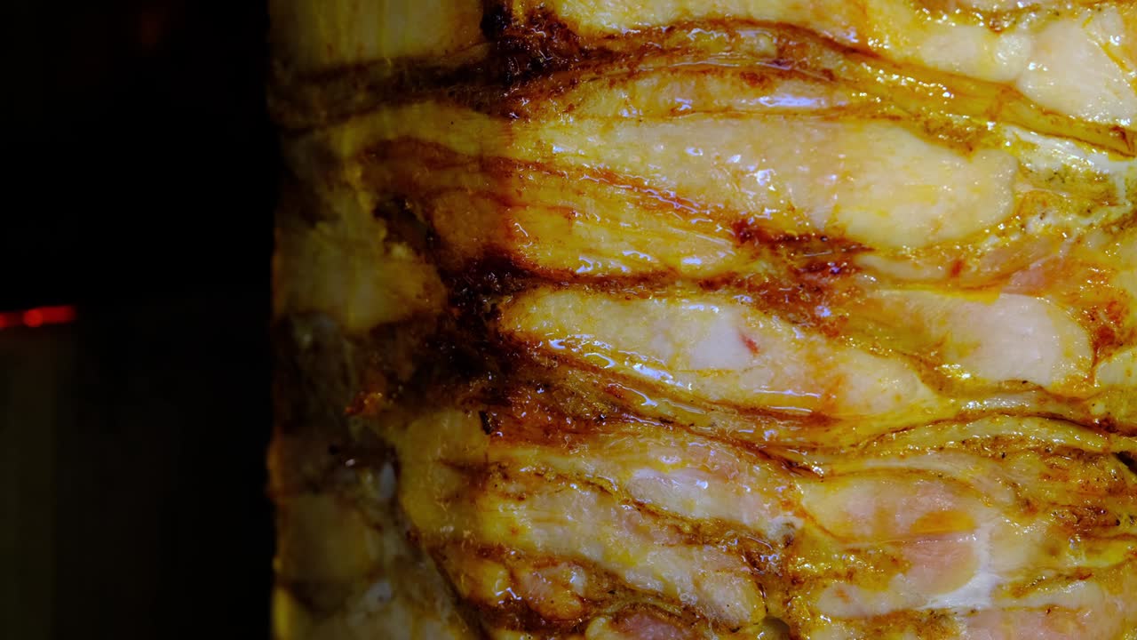 kebab tradicional turco de doner o kebab en una horquilla de metal