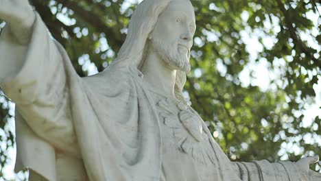 Estatua-Católica-Del-Sagrado-Corazón-De-Jesús-En-La-Hora-Dorada