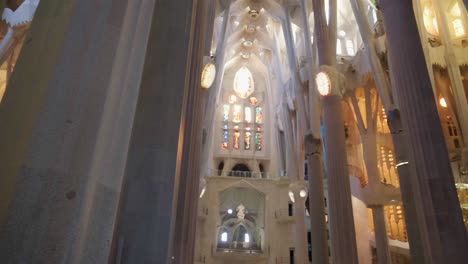 Sagrada-Familia-Interior-Gran-Angular-Disparo-Panorámico-Derecha-4k-30fps