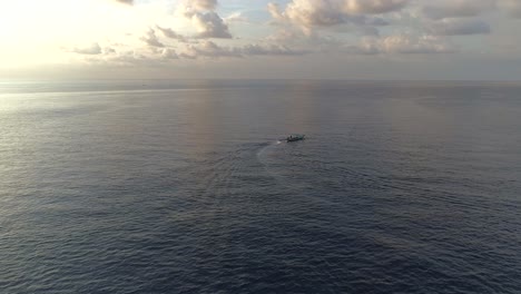 Sonnenuntergangsszene-Mit-Booten,-Die-Auf-Dem-Meer-Segeln