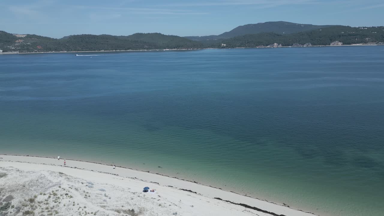 포르투갈 세시브라 의 해안 에 있는 절벽 과 바위 들 의 공중 사진