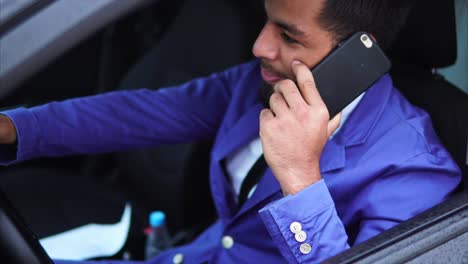 hombre de negocios hablando por teléfono mientras conduce