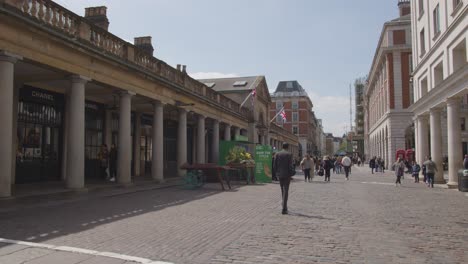 Tiendas-En-El-Mercado-De-Covent-Garden-Con-Turistas-En-Londres,-Reino-Unido-1