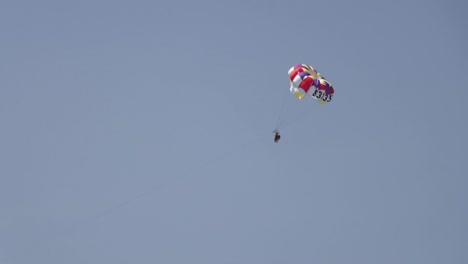 Nahaufnahme-Einer-Person,-Die-Parasailing-Praktiziert