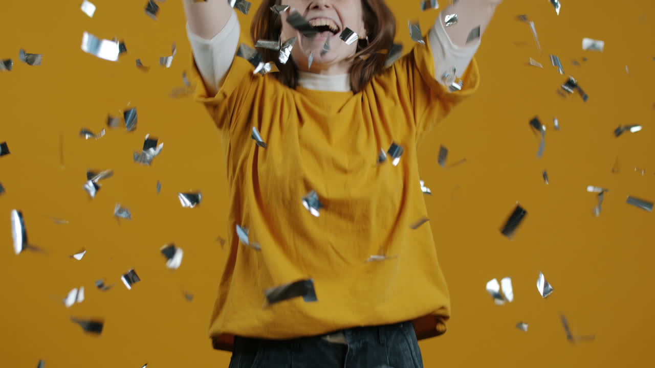 frau feiert mit konfetti