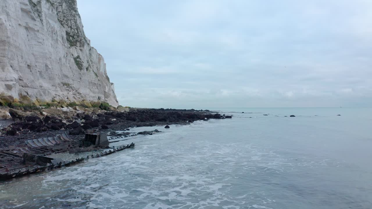 низкий аэрофотоснимок белых скал доверского пляжа