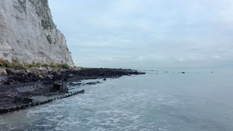 Toma-Aérea-Baja-De-Los-Acantilados-Blancos-De-La-Playa-De-Dover