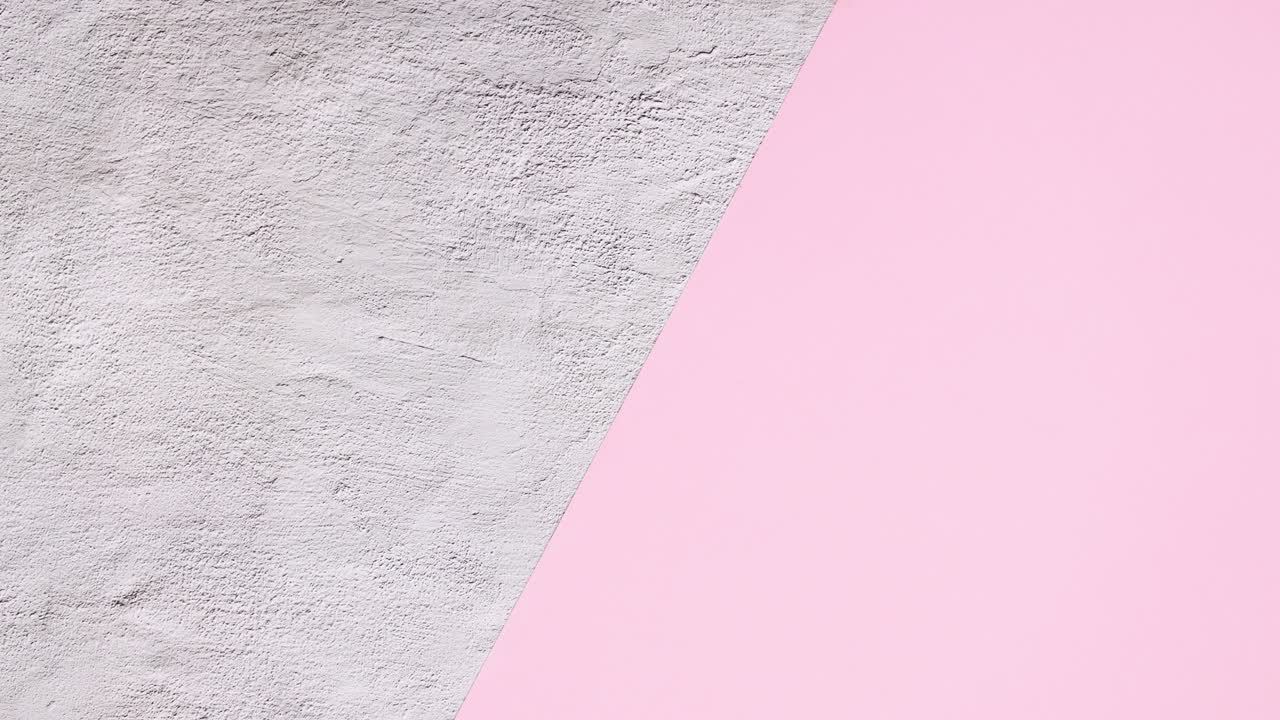 la taza de té rosa, los limones, la miel y los suministros de té aparecen.