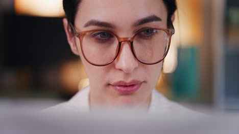 Retrato-De-Una-Mujer-De-Negocios-Trabajando-En-Una-Computadora-Portátil-Por-La-Noche