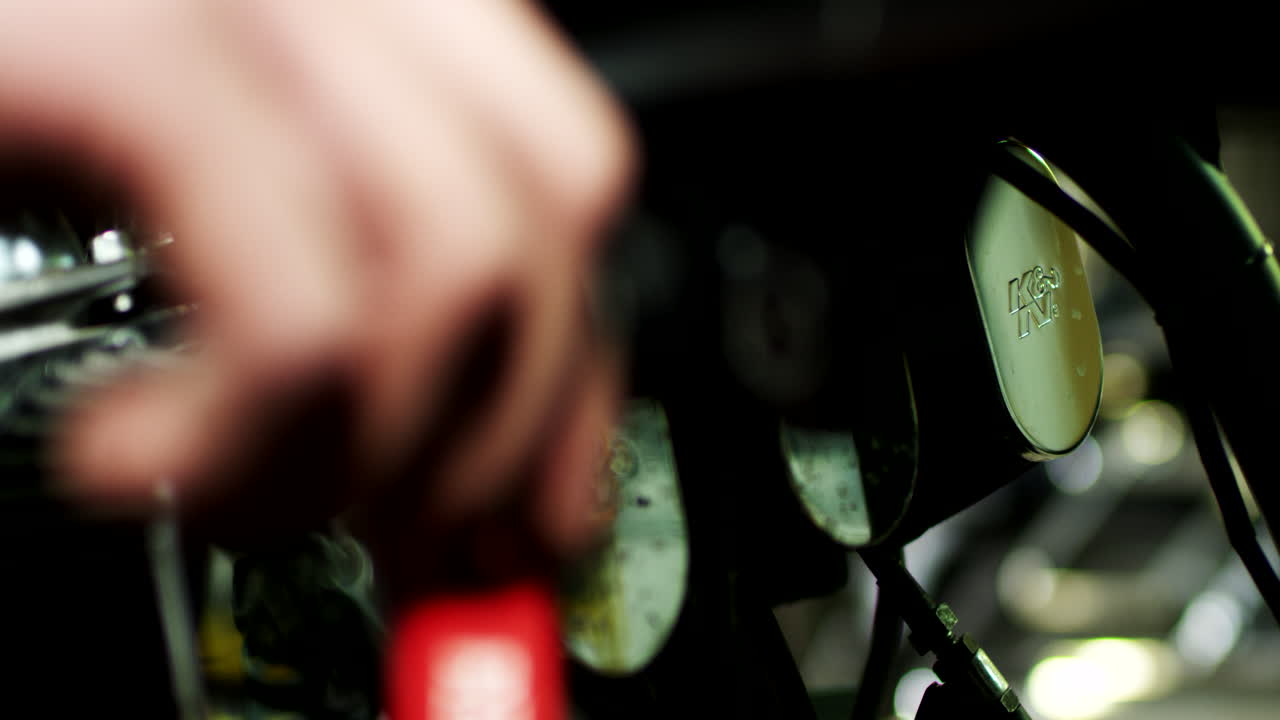 hombre presionando el botón de mano para arrancar el motor de la motocicleta