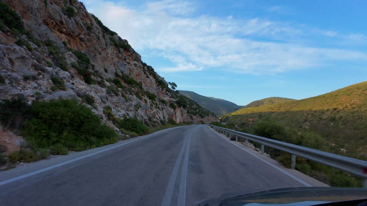Viaje panorámico por carretera a lo largo de paisajes montañosos y vistas al océano en Cefalonia