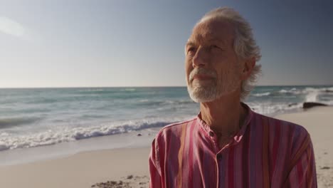 Senior-man-looking-away-at-the-beach