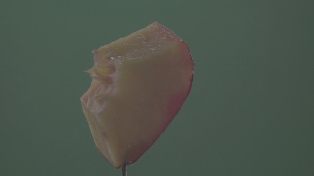 персик вращается с петлей на зеленом экране для хроматической клавиши