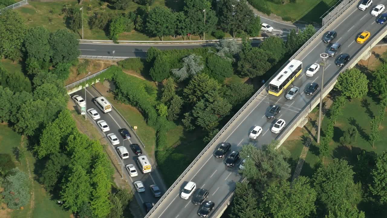 공원 과 함께 도시 고속도로 교차로 의 공중 사진