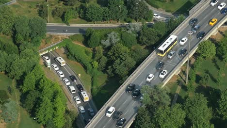 vista aérea de una intersección de carretera de la ciudad con un parque