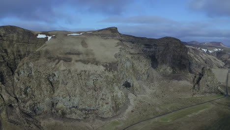 acantilados de montaña de reynisfjall en vik en myrdalur black beach, costa sur de islandia