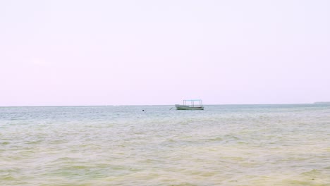 Barco-Anclado-En-Medio-Del-Océano-Índico-En-Mombasa,-Kenia