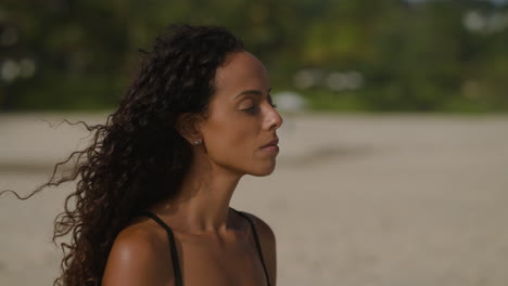 mujer tomando el sol en la playa