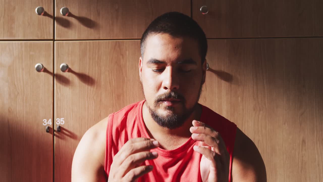 Calciatore depresso nello spogliatoio