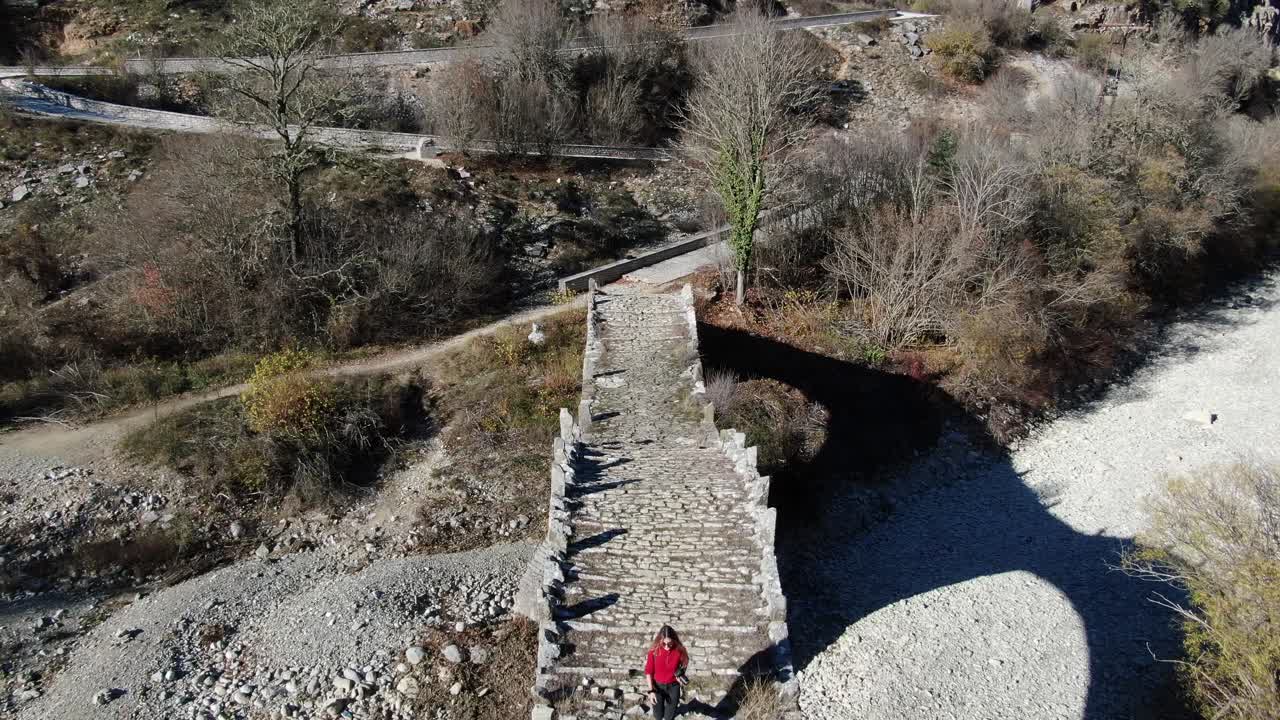 mylos 전통적인 아치형 돌 다리 중앙 자고 리아, 에피루스, 그리스의 공중 무인 항공기보기