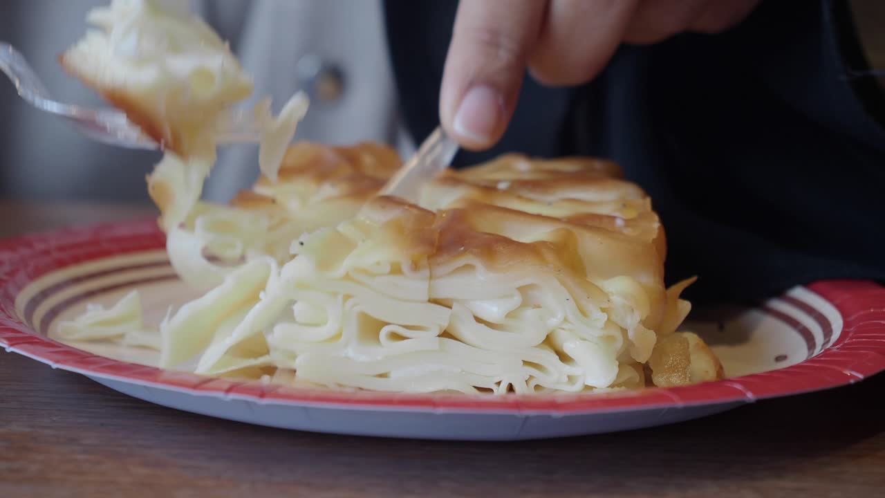 터키 페이스트리를 먹는 사람