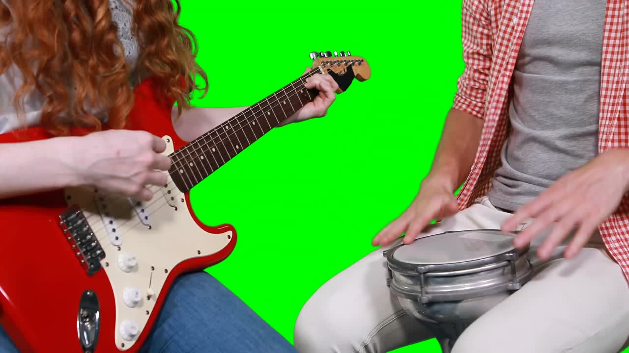 sección media de músicos tocando la guitarra y la batería