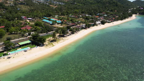 Vista-Aérea-Que-Muestra-La-Costa-De-Mae-Nam-Con-Playa-De-Arena-Y-Arrecife-De-Coral-Bajo-El-Agua-En-Koh-Samui