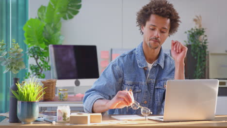 Hombre-Que-Dirige-Un-Negocio-En-Línea-Haciendo-Velas-Boutique-En-Casa-Trabajando-En-Una-Computadora-Portátil