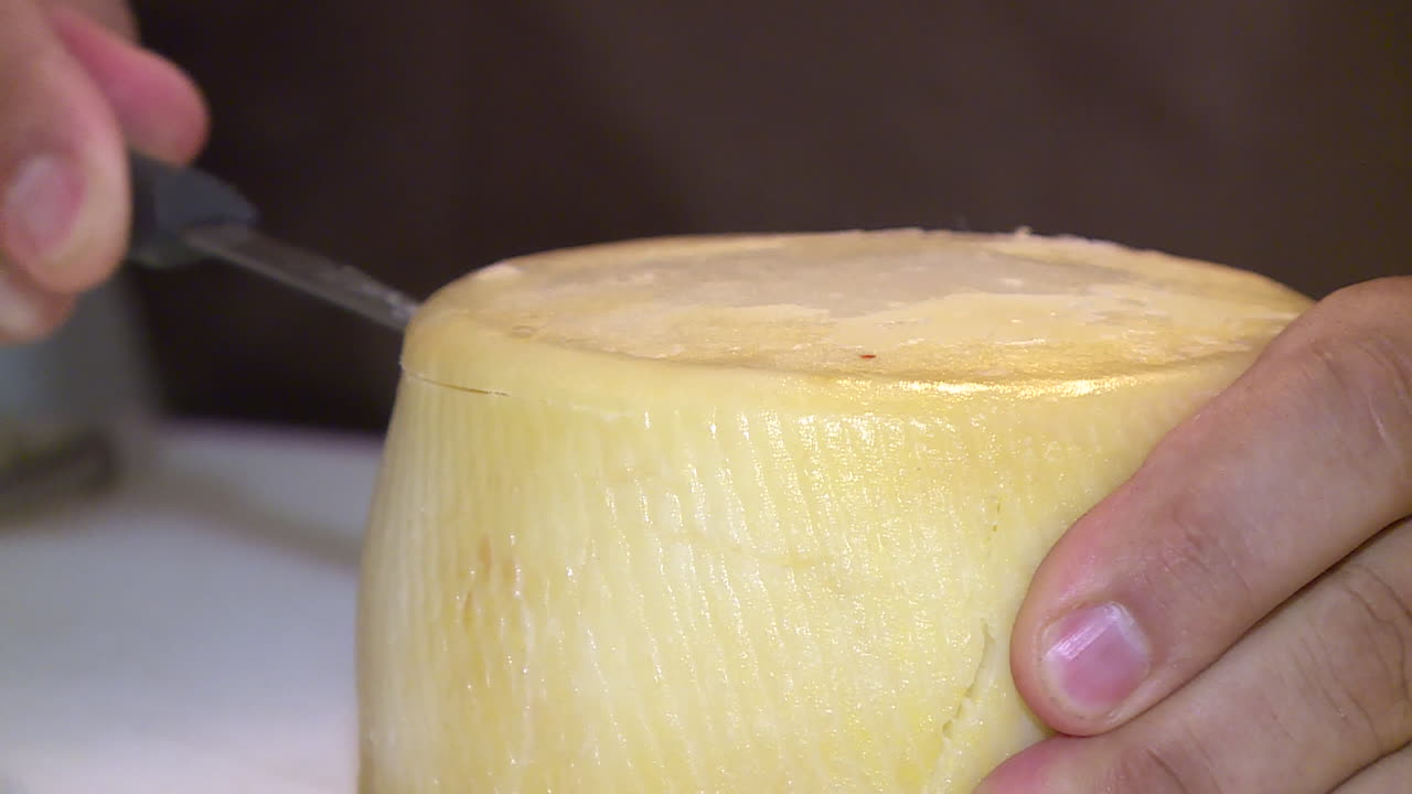 cortando una rueda de queso