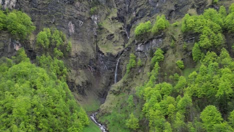 Versteckter-Schweizer-Bergwasserfall,-Eingebettet-In-üppiges-Grün-Und-Felsen