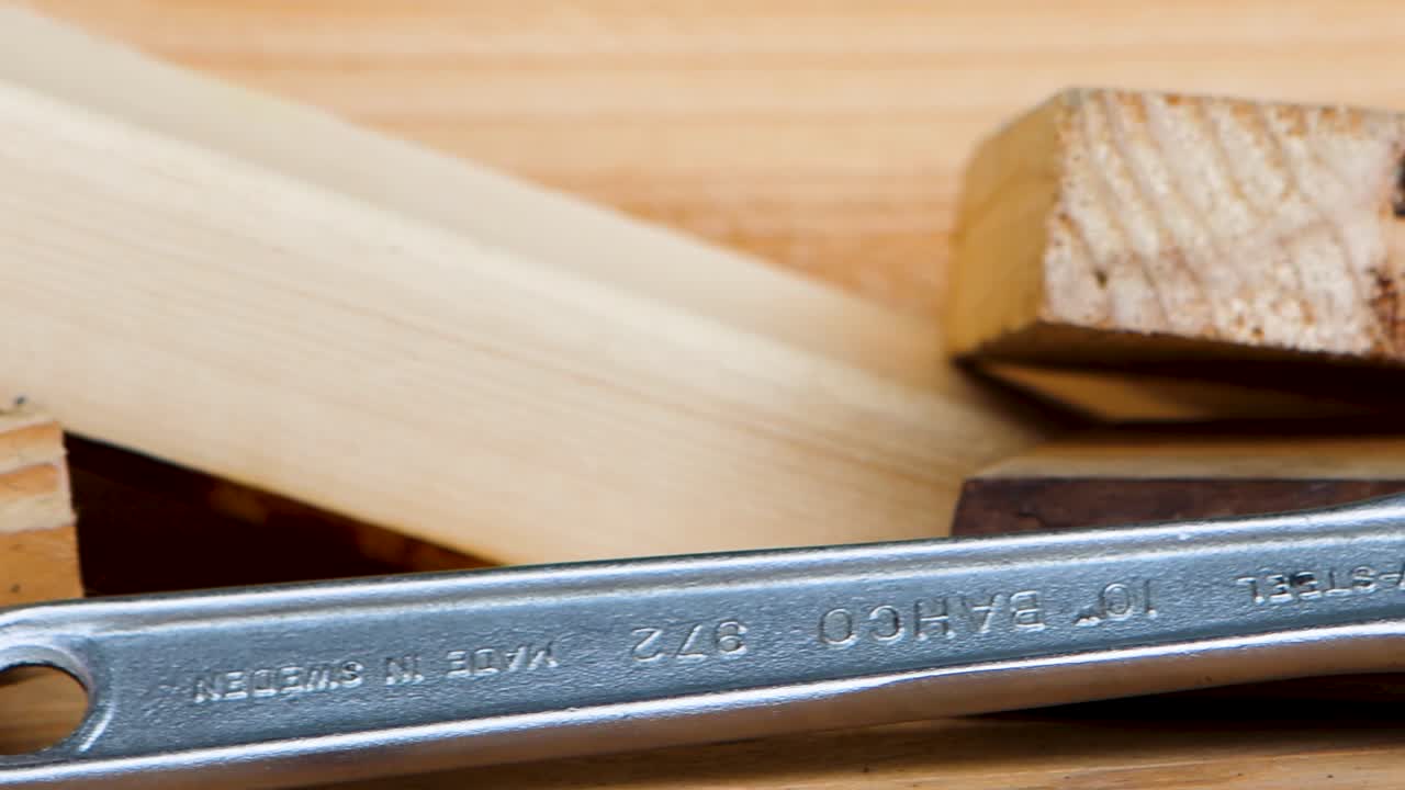 다른 나무 조각과 렌치의 측면 샷