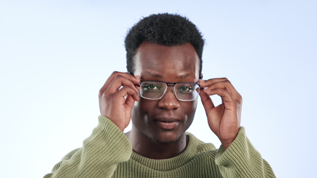 gafas, riendo y cara de hombre negro con una sonrisa