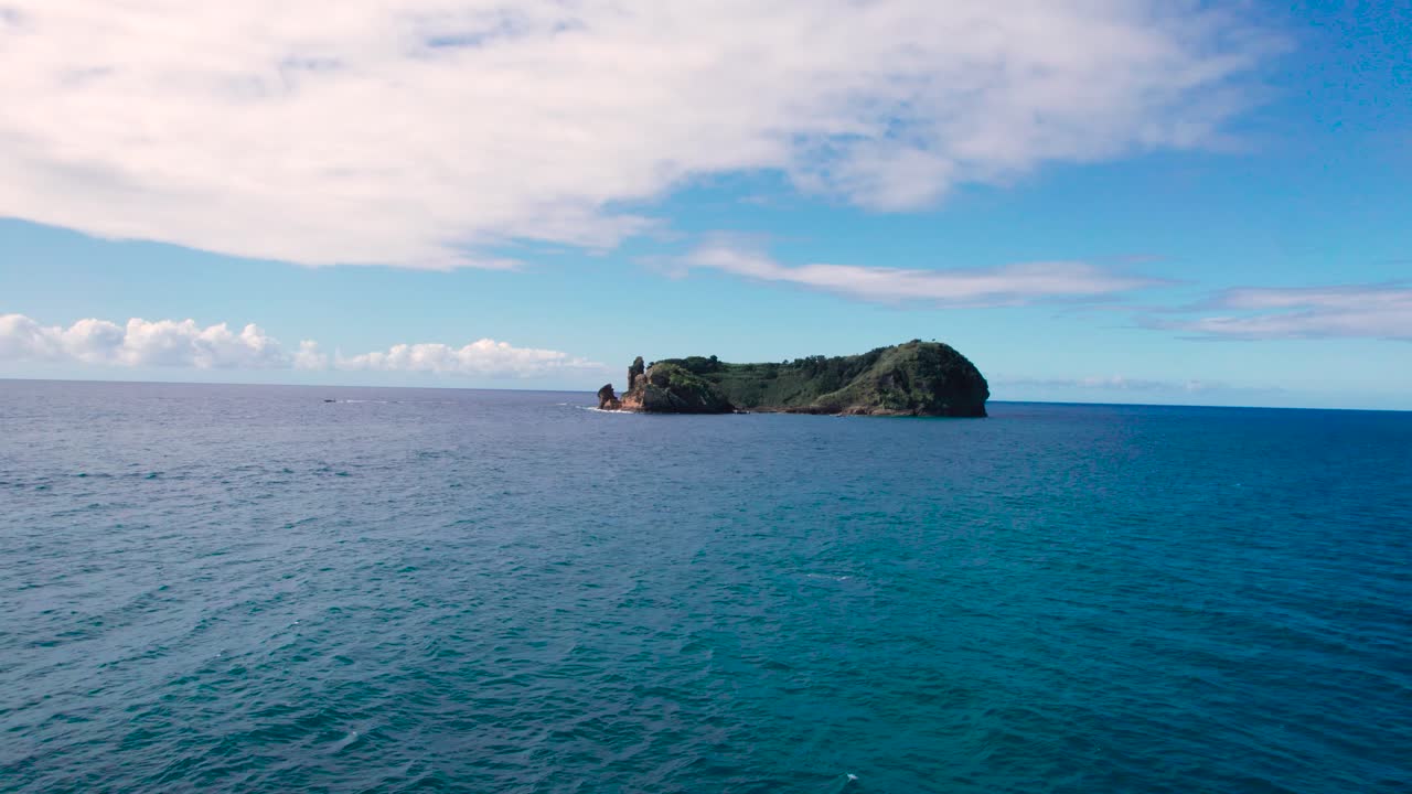 포르투갈의 사오 미구엘 섬 근처의 작은 섬의 낮은 각도 드론 촬영