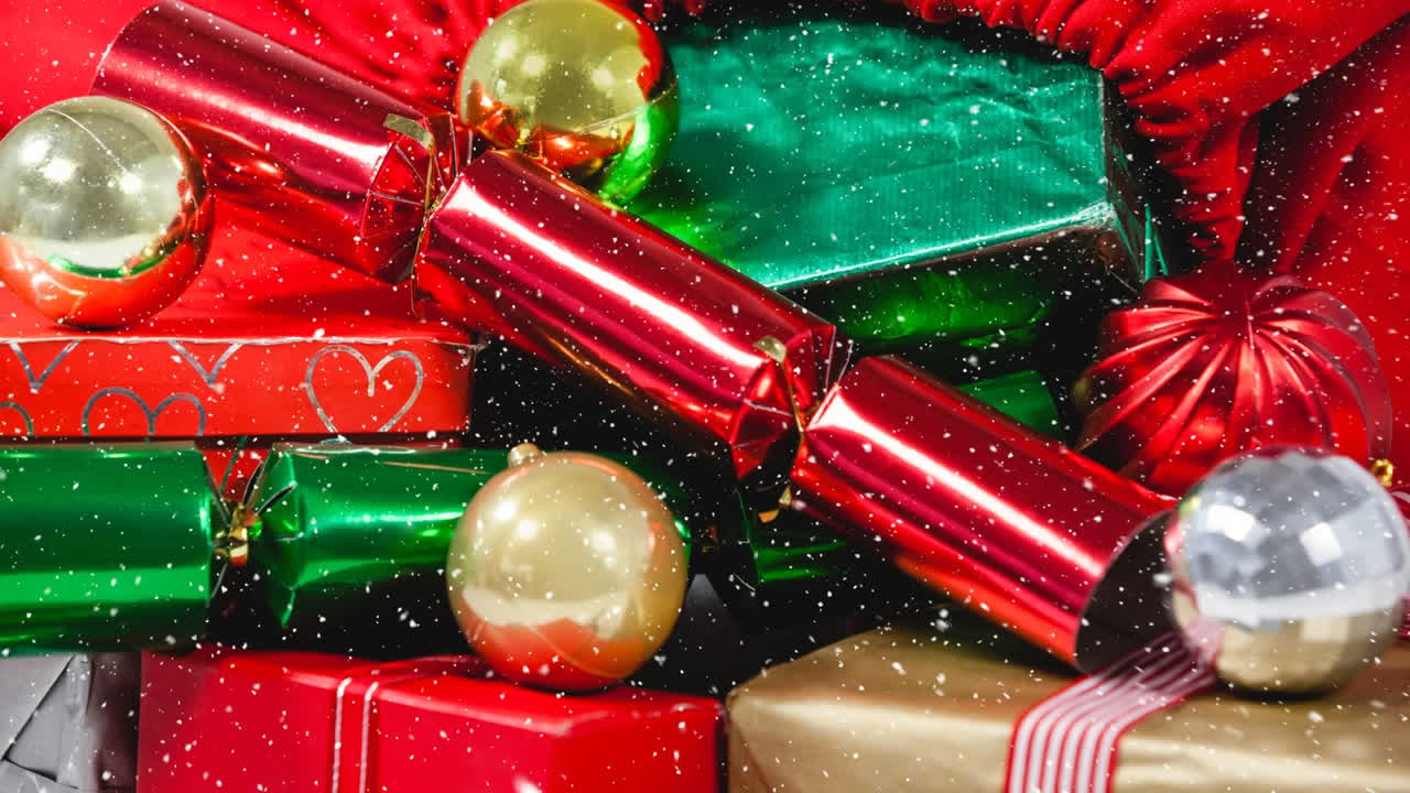 Neve che cade con decorazioni di regali di Natale