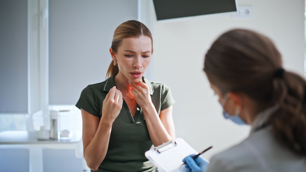 Primo piano di una donna che mostra un problema di salute durante un appuntamento in clinica. Paziente che si lamenta