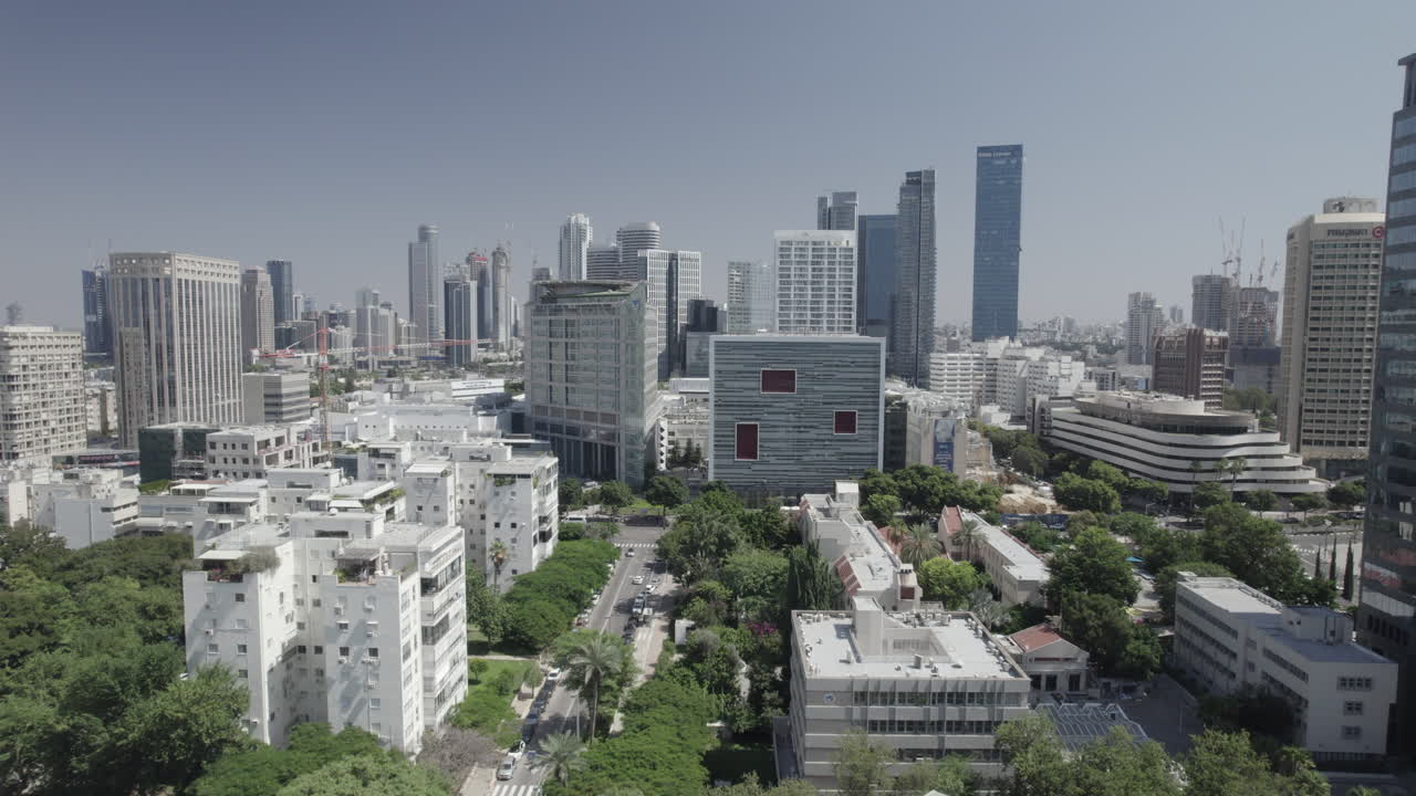 Det berømte Sourasky Medicinske Center i Tel Aviv og King David Boulevard Tel Aviv, hvor træerne skaber skygge for fodgængere fra den intense varme – indzoomende skud.