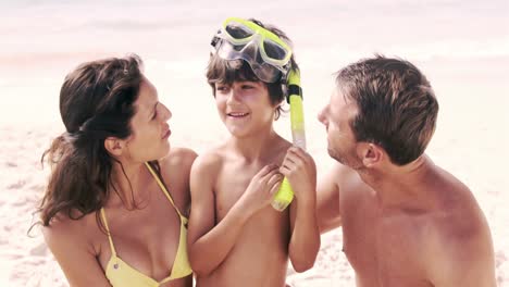 familia linda divirtiéndose en la playa