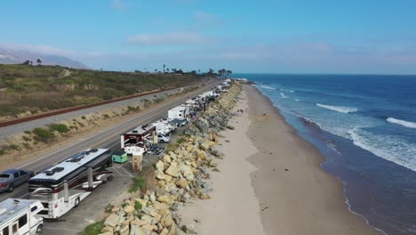 caravanas aparcadas en la playa
