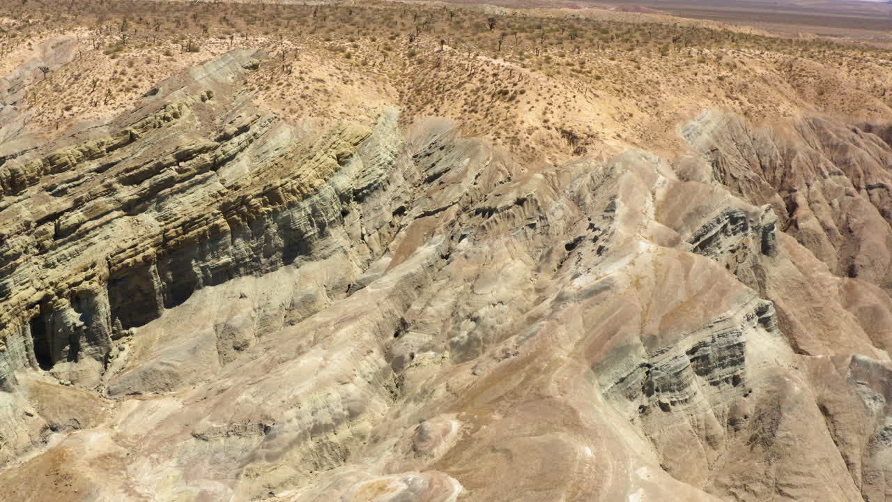 Vista rotante degli strati erosi delle montagne trovate nella Rainbow Basin, parte del deserto del Mojave.