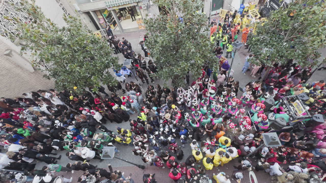 Vista dall'alto di una grande folla a un festoso carnevale di strada.